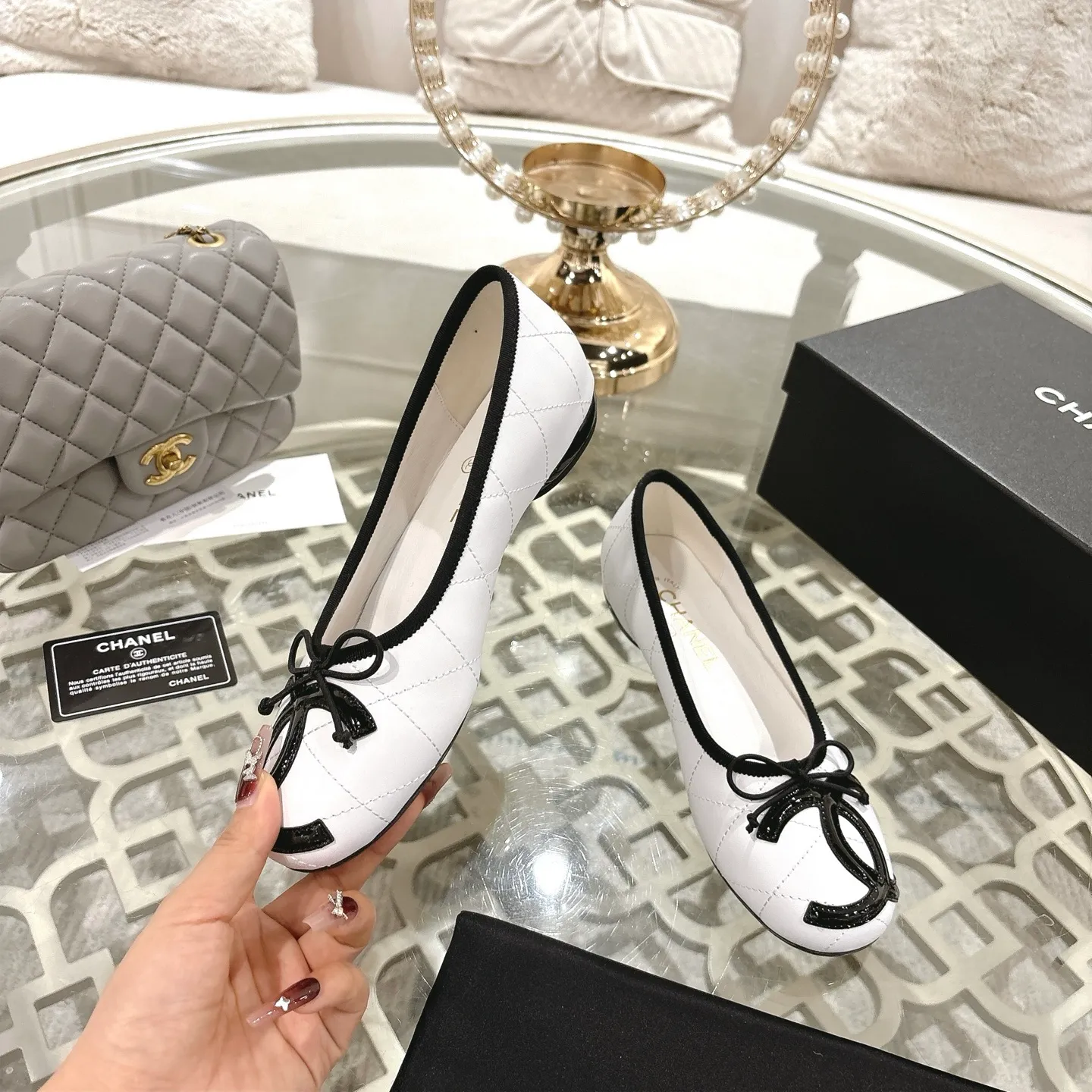 👟👟Ex-factory price 540👟👟 [Purchase-level quality] CHANEL Xiaoxiang 25/A new summer bow-tie shoes 💃 This pair of "dancing shoes" is really breathtakingly beautiful! Made of cowhide fabric + exquisite electric embroidery, every detail exudes a sense of high-end ~ classic bow design, Italian genuine leather sole, comfortable and elegant on the feet, a perfect must-have for fairies!  🌟 All counters are from the same source! All materials are customized according to the original 1:1, and are developed and patterned from genuine products. The quality is absolutely assured ~ a classic that must be bought every year, a versatile artifact that looks great whether paired with skirts or jeans!  💖 The perfect finishing touch for summer outfits, sisters, just do it! 👉 Fabric: Imported sheepskin Lining: Imported sheepskin Outsole: Private molded outsole Size: 35-40 Leather surface